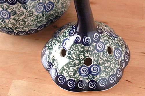 蓋には通気用の穴が開いています。