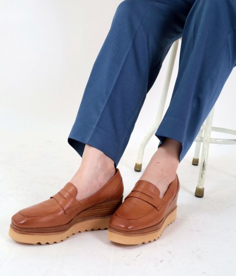 <img class='new_mark_img1' src='https://img.shop-pro.jp/img/new/icons11.gif' style='border:none;display:inline;margin:0px;padding:0px;width:auto;' />「Mollini」LEATHER COIN LOAFER