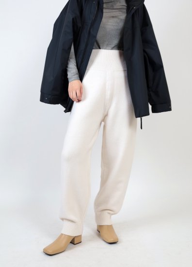 <img class='new_mark_img1' src='https://img.shop-pro.jp/img/new/icons11.gif' style='border:none;display:inline;margin:0px;padding:0px;width:auto;' />2023 IIROT Knit trouser
