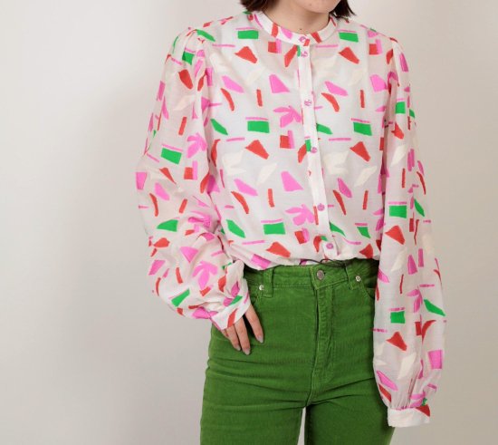 <img class='new_mark_img1' src='https://img.shop-pro.jp/img/new/icons47.gif' style='border:none;display:inline;margin:0px;padding:0px;width:auto;' />2024 POM Table Mountain BLOUSE