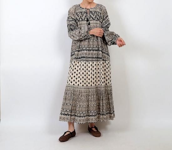 <img class='new_mark_img1' src='https://img.shop-pro.jp/img/new/icons11.gif' style='border:none;display:inline;margin:0px;padding:0px;width:auto;' /> sara mallika Cotton Lurex Border Print Long Dress