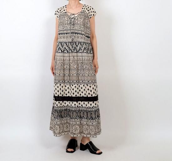 <img class='new_mark_img1' src='https://img.shop-pro.jp/img/new/icons11.gif' style='border:none;display:inline;margin:0px;padding:0px;width:auto;' /> sara mallika Cotton Lurex Border Print Sleeveless Dress