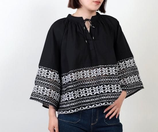 <img class='new_mark_img1' src='https://img.shop-pro.jp/img/new/icons11.gif' style='border:none;display:inline;margin:0px;padding:0px;width:auto;' /> sara mallika Cotton Border Gather Lace Top