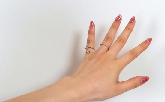 <img class='new_mark_img1' src='https://img.shop-pro.jp/img/new/icons11.gif' style='border:none;display:inline;margin:0px;padding:0px;width:auto;' /> JUSTINE CLENQUET JUNO ACID GREEN MID-RING