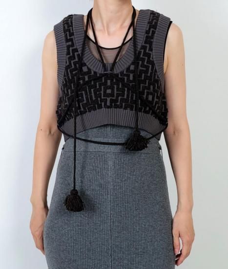 <img class='new_mark_img1' src='https://img.shop-pro.jp/img/new/icons47.gif' style='border:none;display:inline;margin:0px;padding:0px;width:auto;' />2025A CCORDIONGEOMETRY DIAMOND PATTERN VEST / M.GRAY