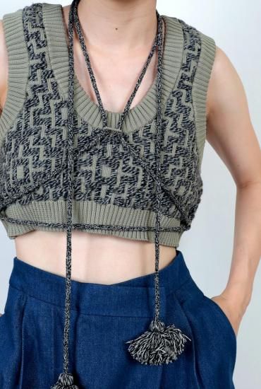 <img class='new_mark_img1' src='https://img.shop-pro.jp/img/new/icons11.gif' style='border:none;display:inline;margin:0px;padding:0px;width:auto;' />2025A CCORDIONGEOMETRY DIAMOND PATTERN VEST / LT.KHAKI