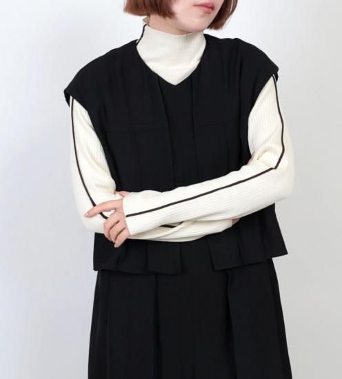 <img class='new_mark_img1' src='https://img.shop-pro.jp/img/new/icons11.gif' style='border:none;display:inline;margin:0px;padding:0px;width:auto;' /> CLOCHE Side Line Ribbed High-Neck Knit