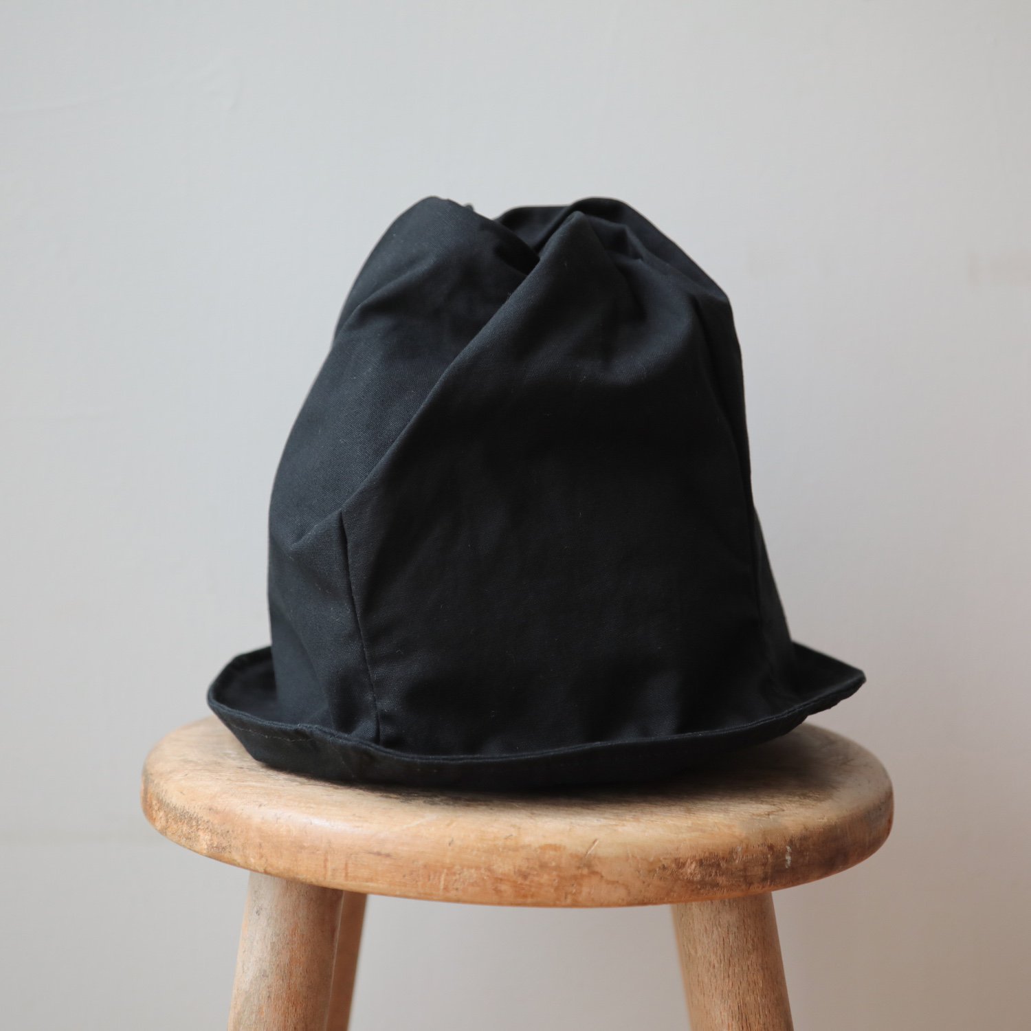 hineri 帽 / black