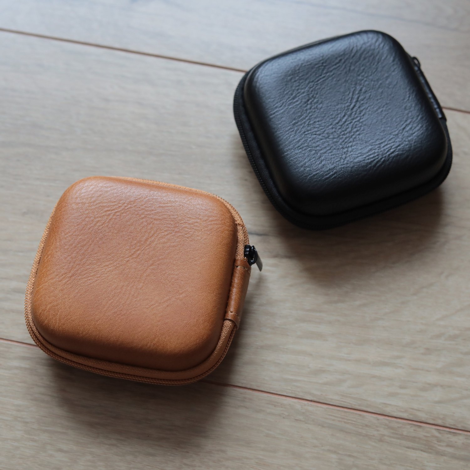 buying/ leather case / size S