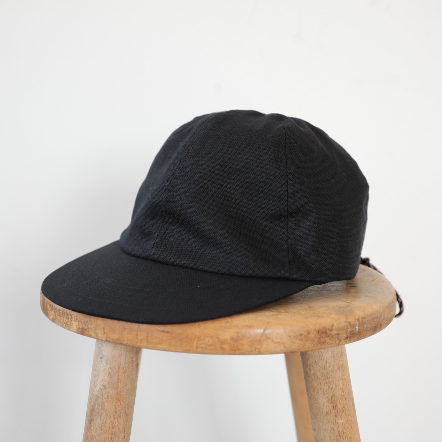 Looks neat cap / black