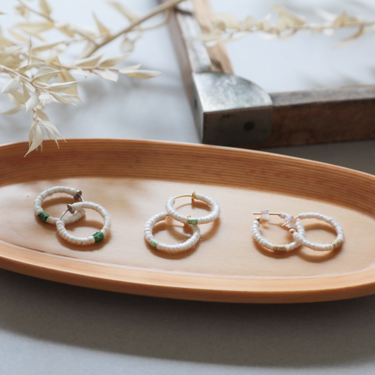 silk loop accessory / sashiiro - white