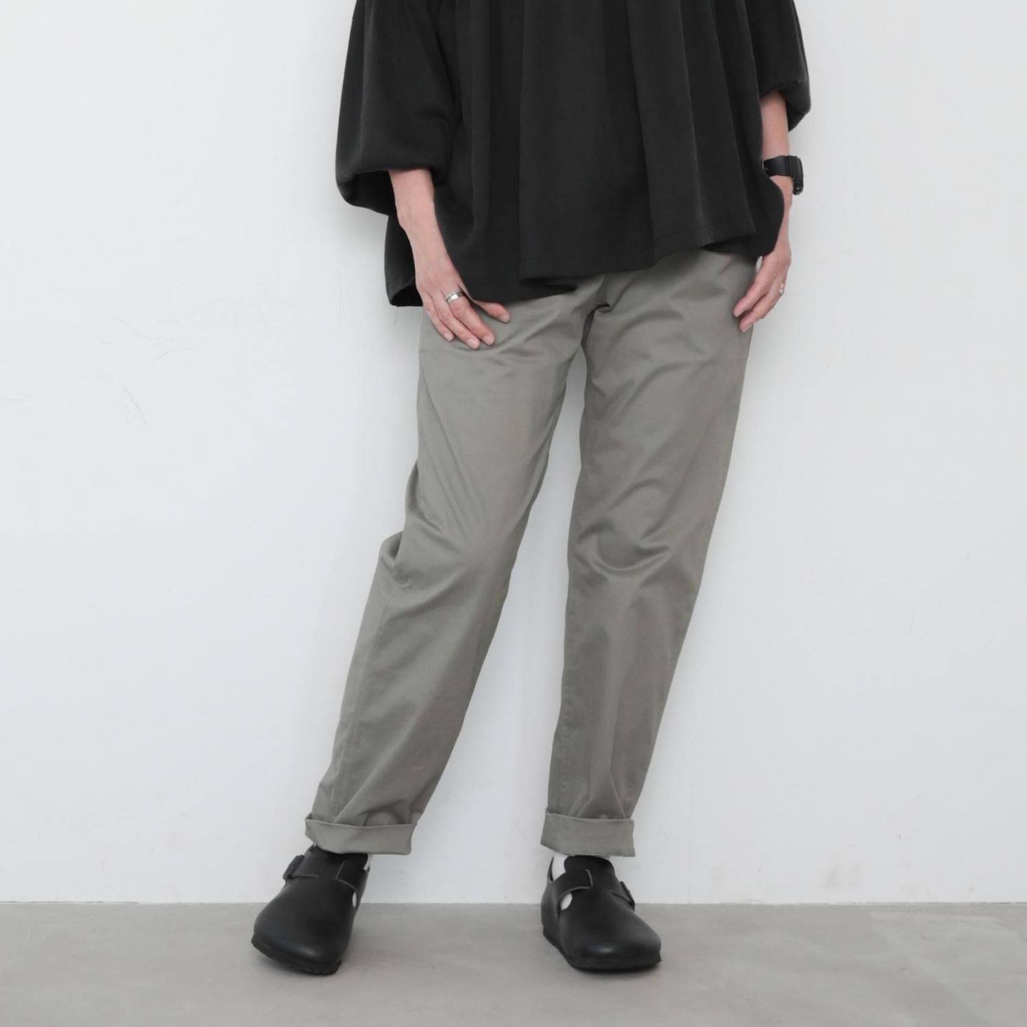 OMMO パンツ　カーキ OMMO スラックス パンツ BOLCKING EASY TUCK PT レディース
