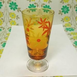 レトロポップ アンバーガラス デイジー花柄 足付きグラス