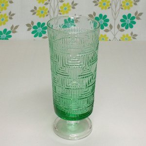 レトロモダン 緑ガラス スクエアエンボス 脚付き タンブラーグラス