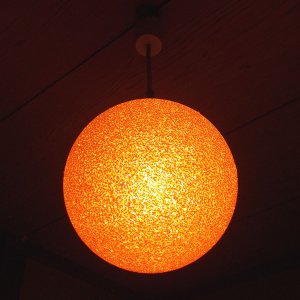 レトロモダン ビーズ樹脂シェード ボール型 ペンダントランプ オレンジ