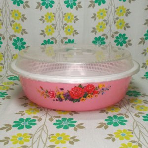 レトロプラスチック 薔薇花柄 蓋付き 円形水切りカゴ ピンク