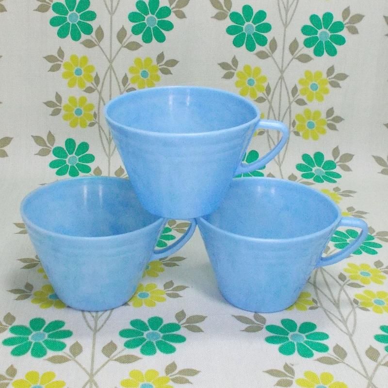 昭和 チープな プラスチック コップ 3つ 古道具 アンティーク 疵汚れ 昭和 チープな プラスチック コップ 3つ 古道具 アンティーク 疵汚れ