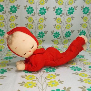 レトロポップ 赤い服の小人 寝そべりポーズ人形