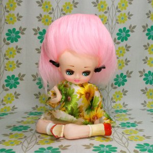 レトロポップ ピンク髪の女の子 お座りポーズ人形 ケース付き