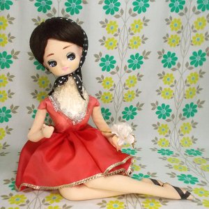 レトロポップ 水玉スカーフの女の子 お座りポーズ人形