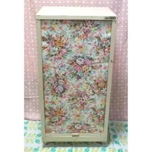 レトロポップ ロールカーテン付き 花柄 2段シェルフ