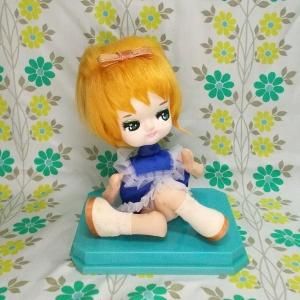 レトロポップ 青いワンピースの女の子 お座りポーズ人形