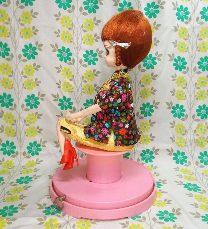 レトロポップ チャイナドレスの女の子 お座りポーズ人形 回転台 