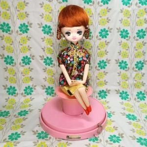 レトロポップ チャイナドレスの女の子 お座りポーズ人形 回転台・オルゴール付き