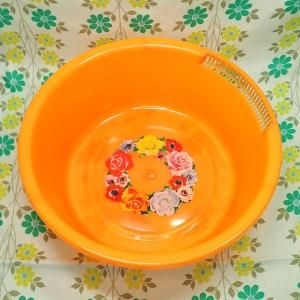 レトロプラスチック 花柄 水切り付き洗い桶 オレンジ