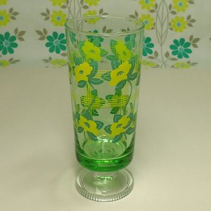 レトロポップ 緑ガラス 足付きグラス イエロー花柄×格子柄 唐椿