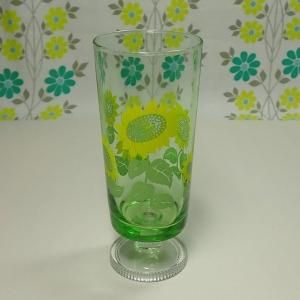 レトロポップ 緑ガラス 足付きグラス ヒマワリ柄 花の装い