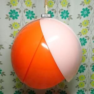 レトロポップ 花型シェード ペンダントランプ 白×オレンジ