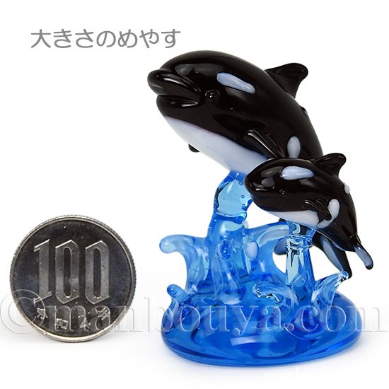 水族館 お土産 シャチ グッズ 雑貨 ガラス細工 ミニチュア 置物 波とシャチペア L ビブロ - 海の雑貨・水族館グッズ・動物ぬいぐるみ通販ショップ  まんぼう屋ドットコム