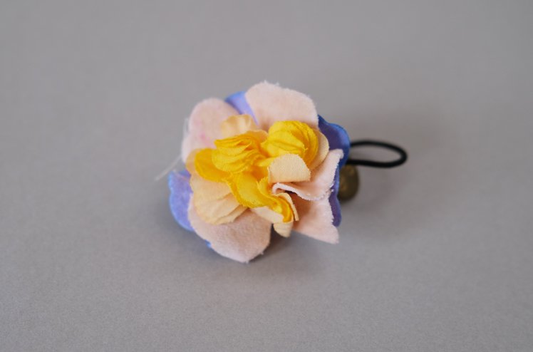 <img class='new_mark_img1' src='https://img.shop-pro.jp/img/new/icons50.gif' style='border:none;display:inline;margin:0px;padding:0px;width:auto;' />Flower hair elastic  (yellow)  [MODERASeeK]