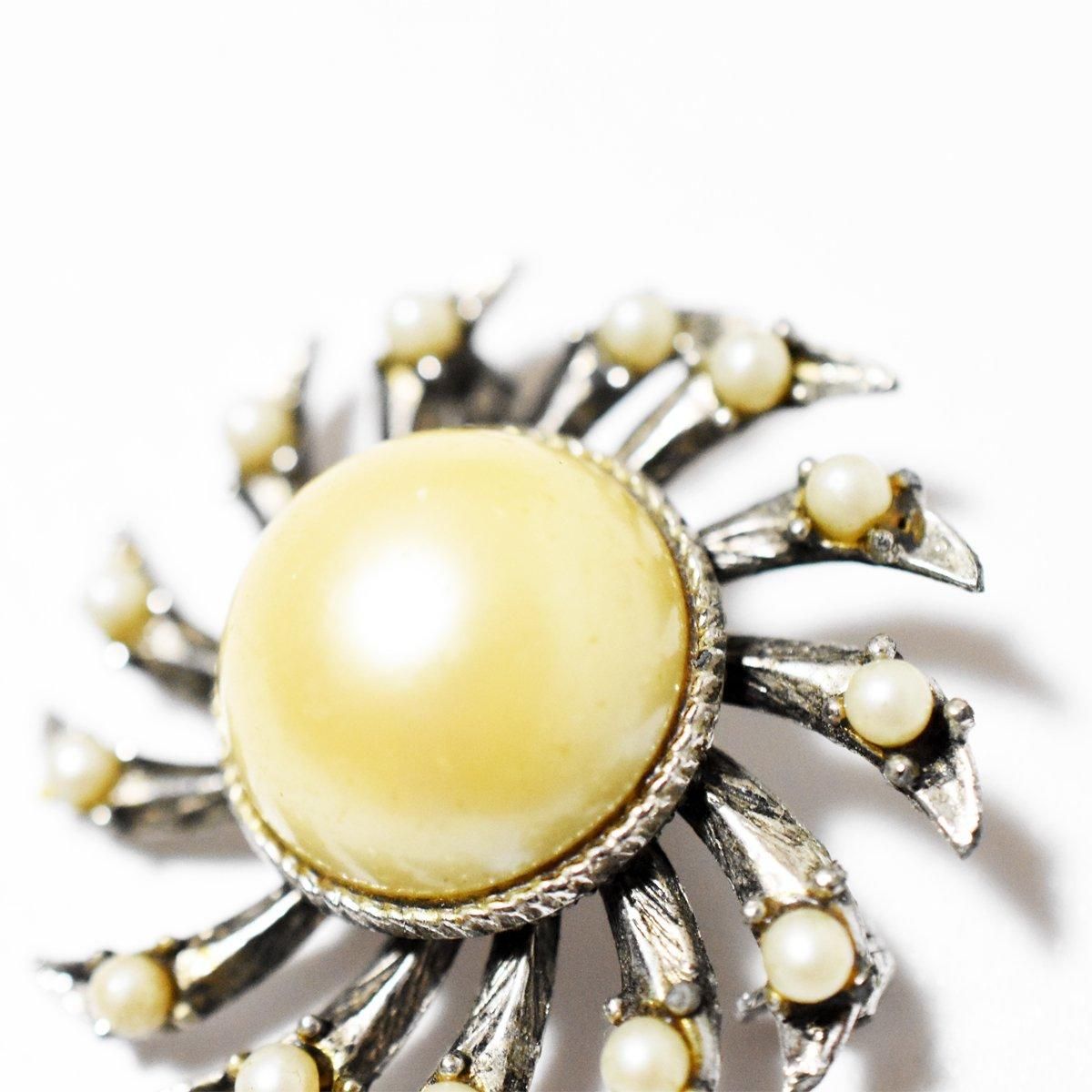 Vintage 1950's pearl silvermetal brooch