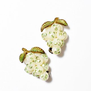 
Vintage1950s whitegreen grapesmotif plasticrhinestone earrings