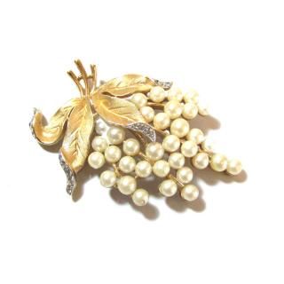 1966s Vintage Trifari gold tone flower motif rhinestone brooch