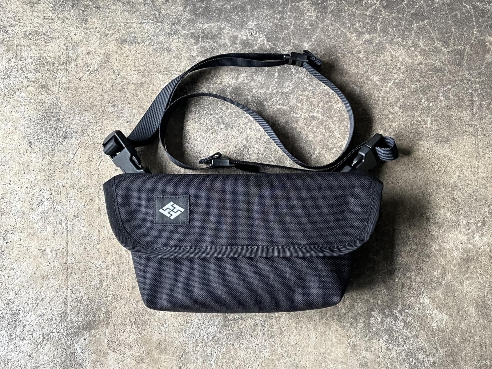 RESISTANT メッセンシャルポーチ ブラック MESSENTIAL POUCH（メッセンシャルポーチ） - RESISTANT