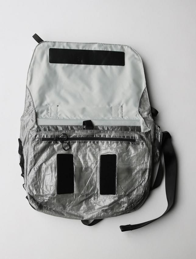 【美品】CMFアウトドアガーメント　メッセンジャーバッグ CMF OUTDOOR GARMENT 