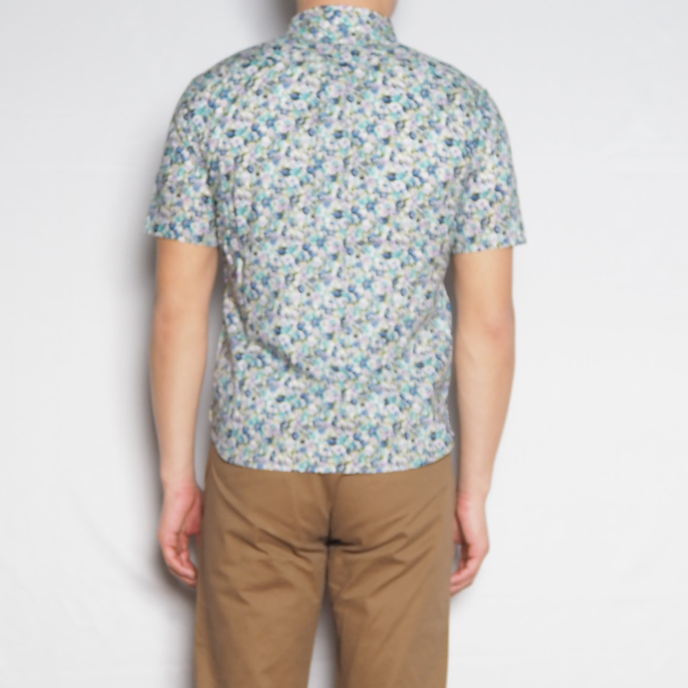 小花柄半袖シャツ（ブルー・XSサイズ） フィッティング後ろ姿画像