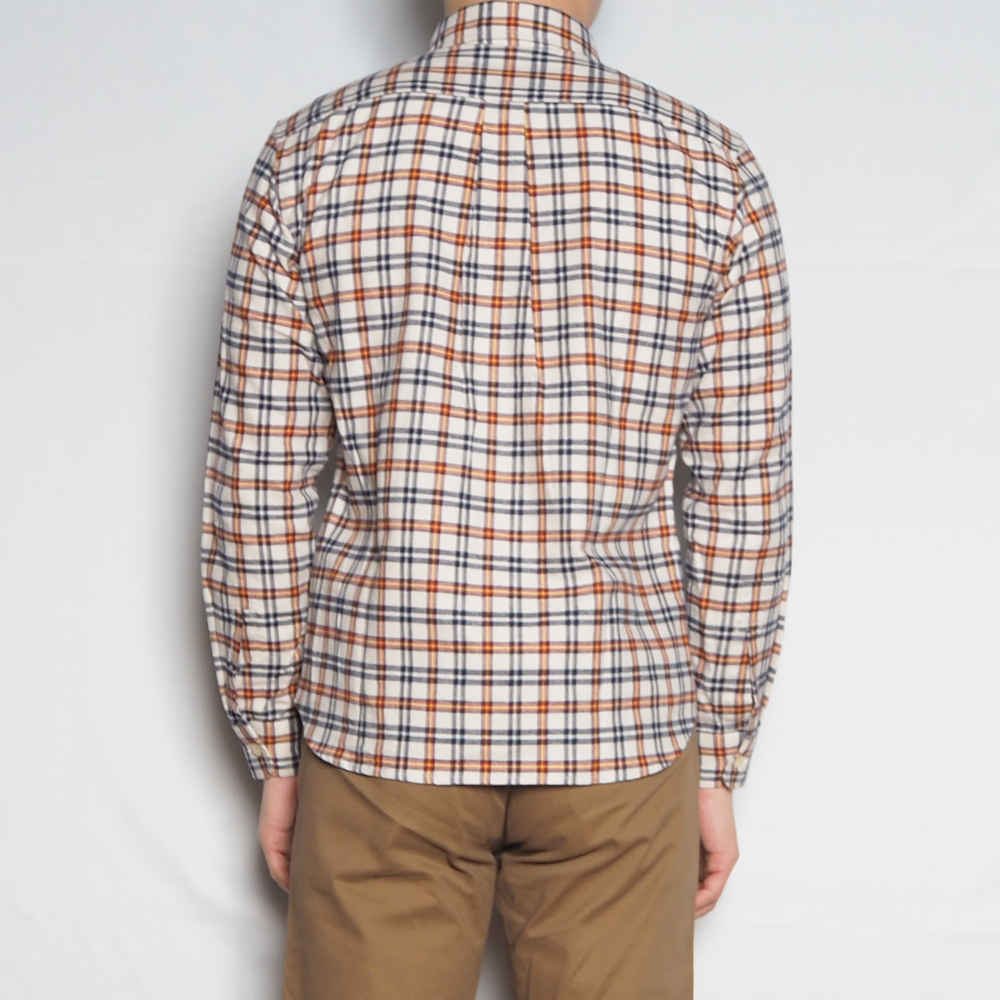 コットンチェックシャツ（ホワイト/オレンジ・XS） フィッティング後ろ姿画像