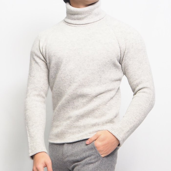 冬の定番アイテム、タートルネックセーター。小柄な男性の体にフィットする絶妙なサイズ感と、伸びにくい耐久性が魅力のXSサイズセーターです。