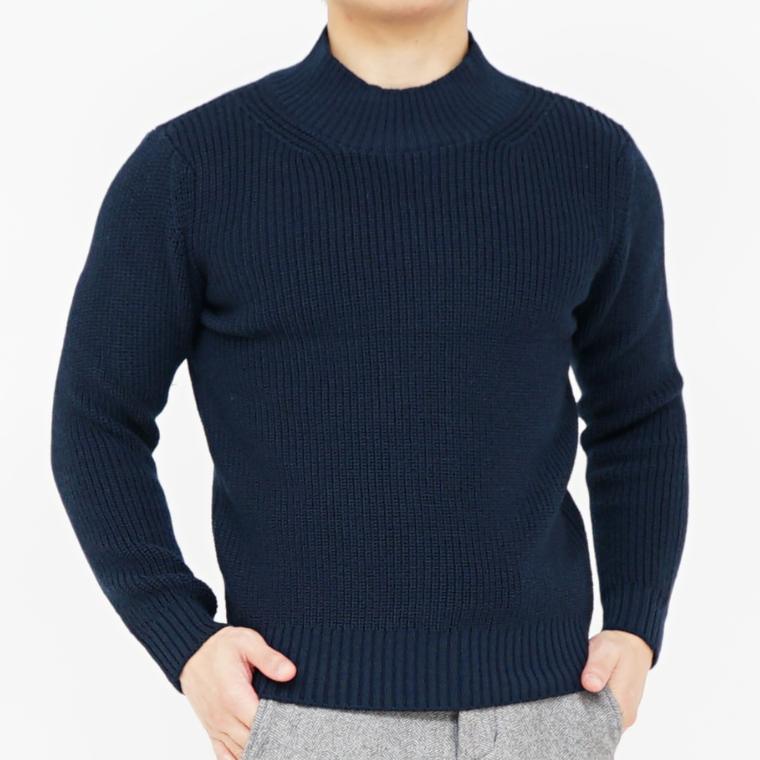 片畦編みミドルゲージニットのウール100%ニットで艷のある表情を持つニットの魅力が詰まったモックネックのセーターです。ほどよい上品さとざっくり感が持ち味の一枚使いでもサマになる冬の頼れるアイテムです！