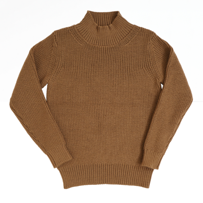 片畦編みミドルゲージニットのウール100%ニットで艷のある表情を持つニットの魅力が詰まったモックネックのセーターです。ほどよい上品さとざっくり感が持ち味の一枚使いでもサマになる冬の頼れるアイテムです！