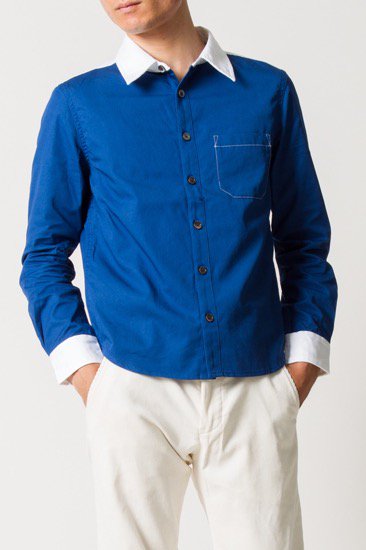 鮮やかなブルーが印象的なクレリックシャツ（メンズXS）。普通のワイシャツよりも固めの記事を使っています。パーカーや濃いめの色のカーゴに合わせるのがおすすめです。