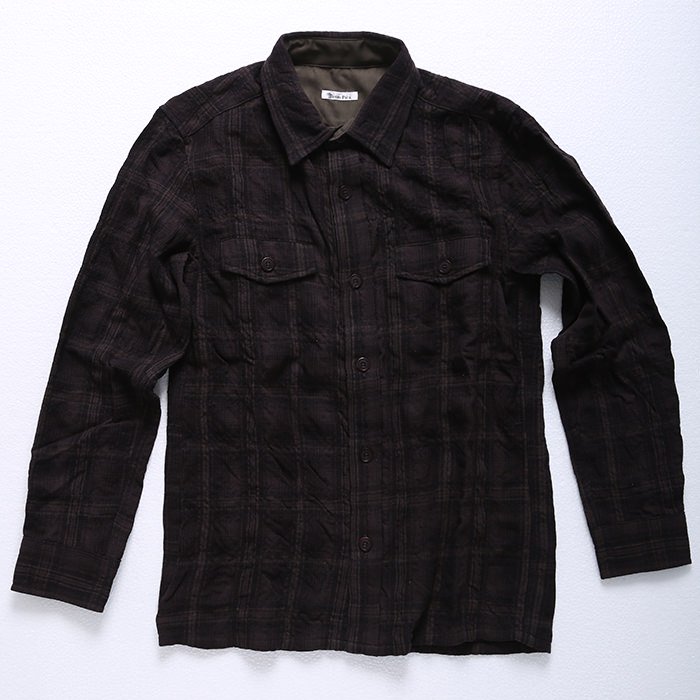 柔らかいブラウン生地のチェックシャツです。シャツジャケット風なので、キレイめな細身のパンツが良く合います。メンズXSのこだわったサイズ感とデザインは、1枚で着ても、インナーやアウターにしてもOK。