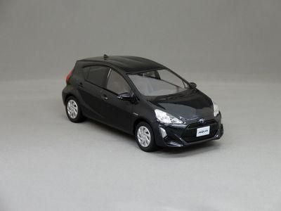 1/30 トヨタ アクア （ブラックマイカ） - ミニカーショップ