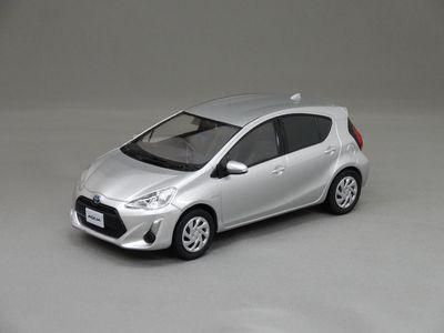 最大10%OFFクーポン アクア トヨタ 1/30 （シルバーメタリック） ミニカーショップ - ミニカー