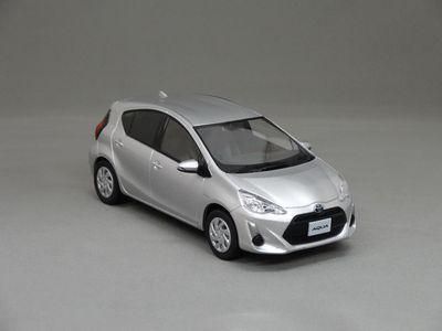 Amazon | 1/30 ミニカー 新型アクア AQUA カラーサンプル