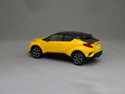 ミニカー 1/18 トヨタ C-HR 2022 イエロー www.krzysztofbialy.com